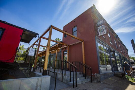 The exterior of 4 Hands + Peacemaker Kirkwood.