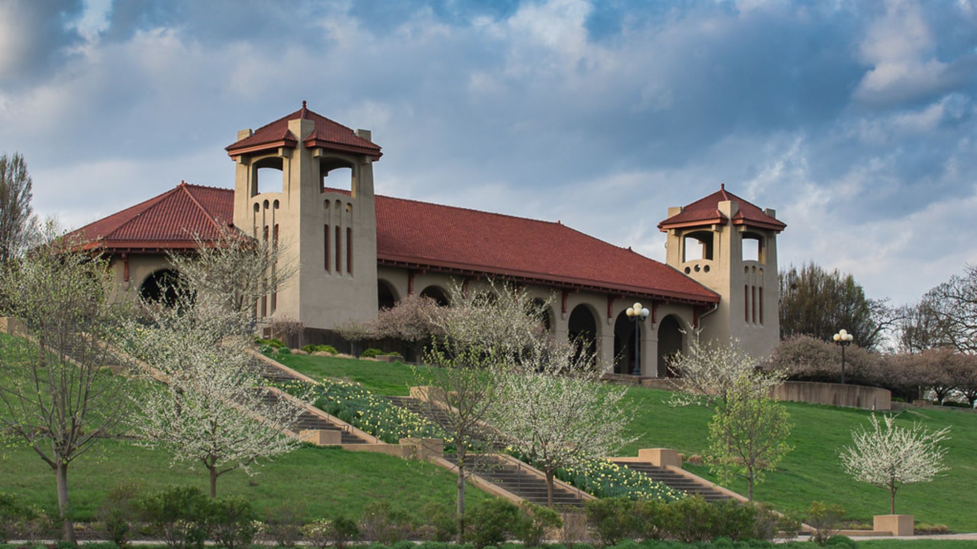 The World's Fair Pavilion is a perfect place to picnic in Forest Park.